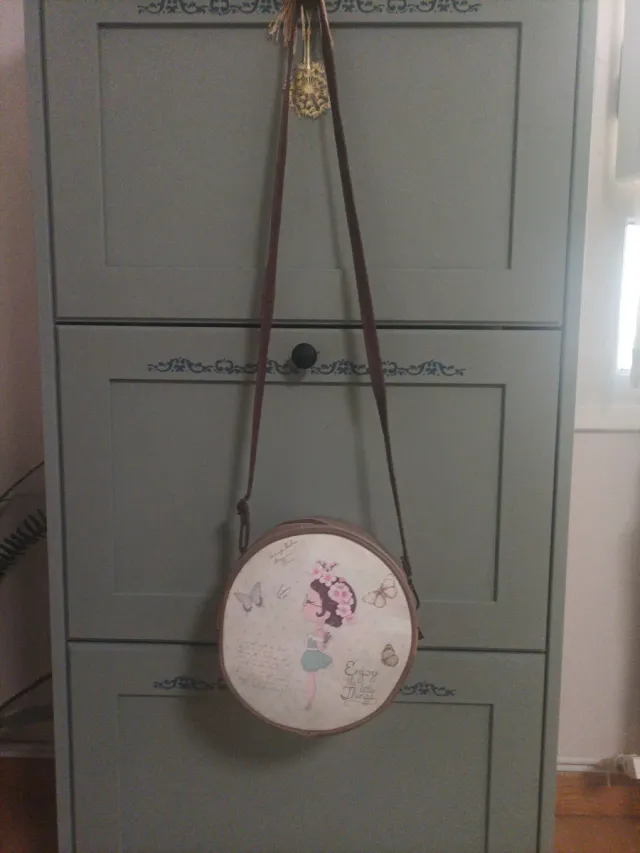 Bolso redondo estampado niña mariposas