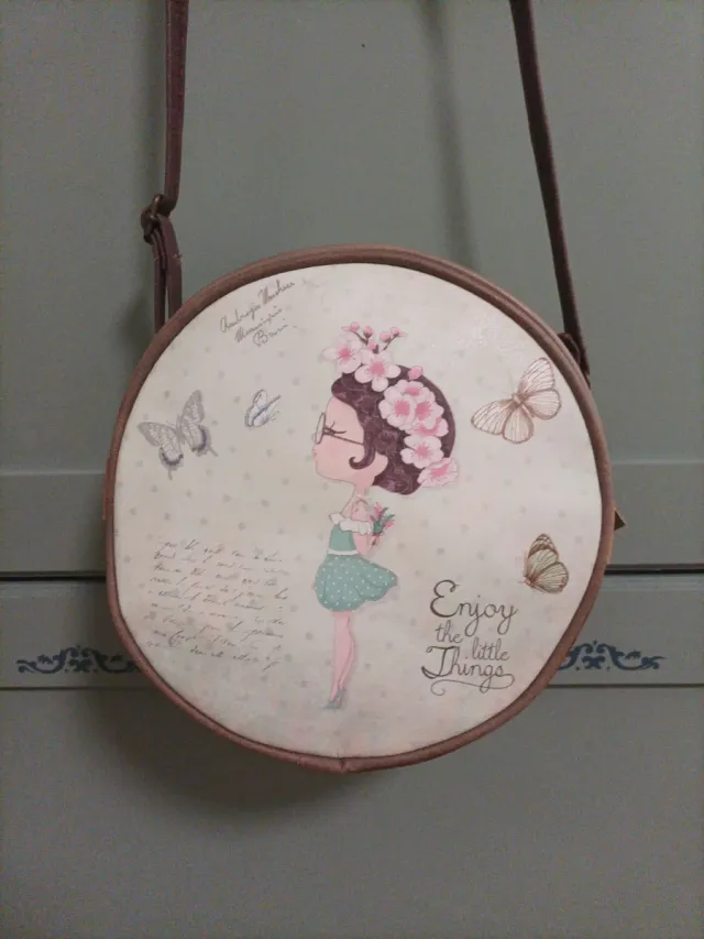 Bolso redondo estampado niña mariposas
