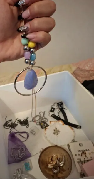 Collana con perline e ciondolo pietra