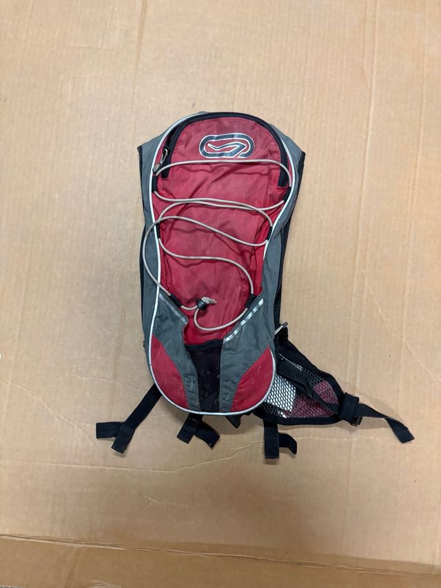 Mochila deportiva gris y roja