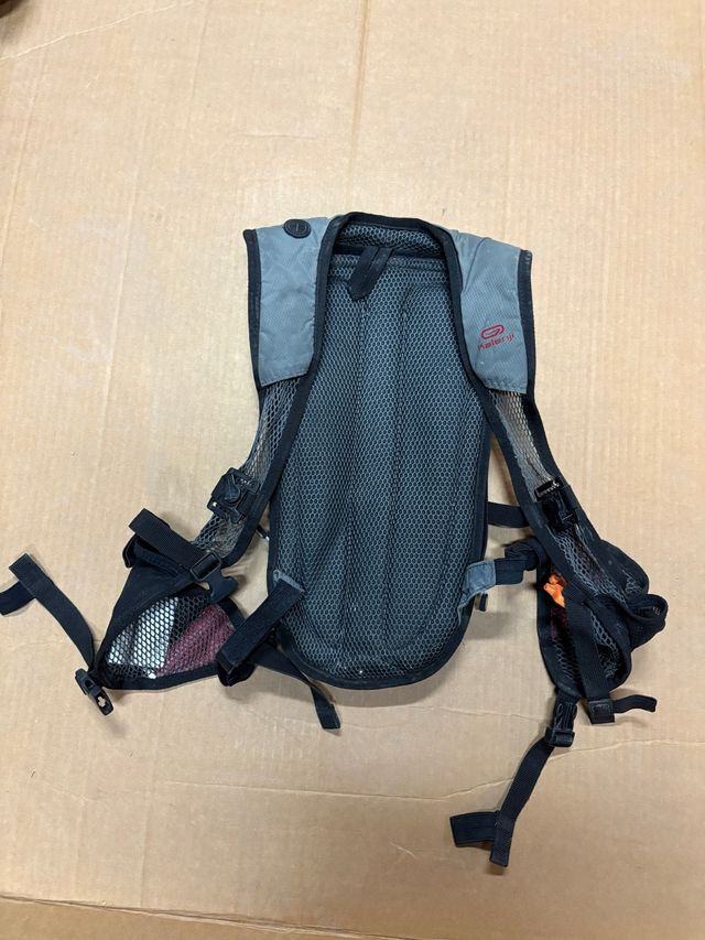 Mochila deportiva gris y roja