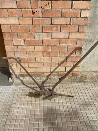 Arado antiguo de metal