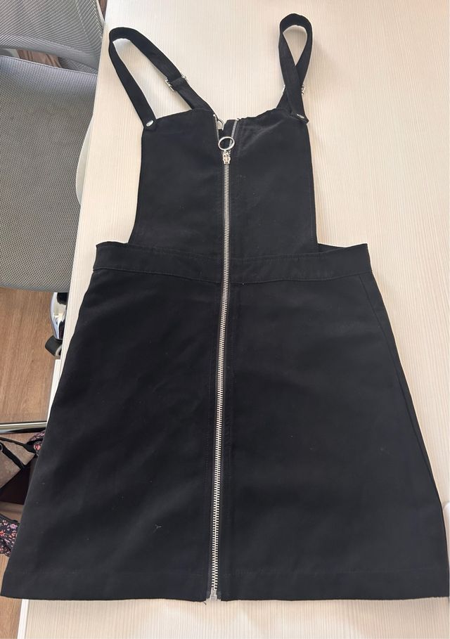 Mono falda negro con cremallera.