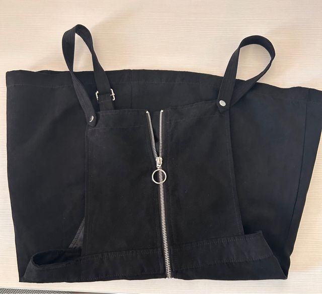 Mono falda negro con cremallera.