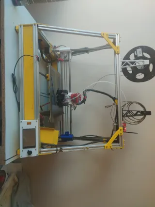 Impresora 3D Personalizada Negra y Amarilla