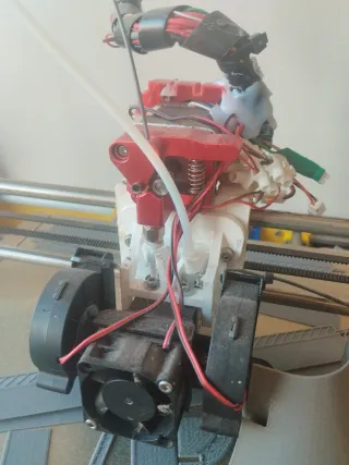 Impresora 3D Personalizada Negra y Amarilla