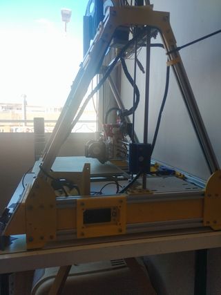 Impresora 3D Personalizada Negra y Amarilla