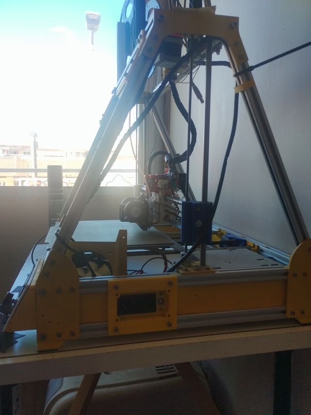 Impresora 3D Personalizada Negra y Amarilla