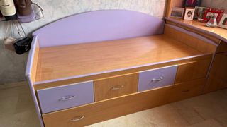 Habitación juvenil madera y morado