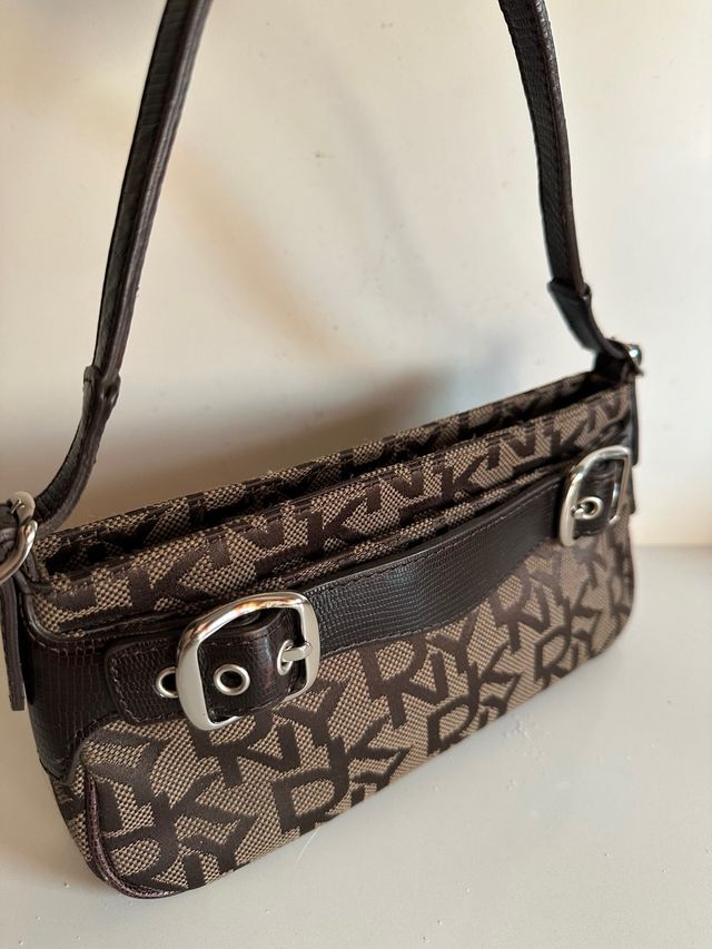 Bolsito DKNY Monogram Marrón