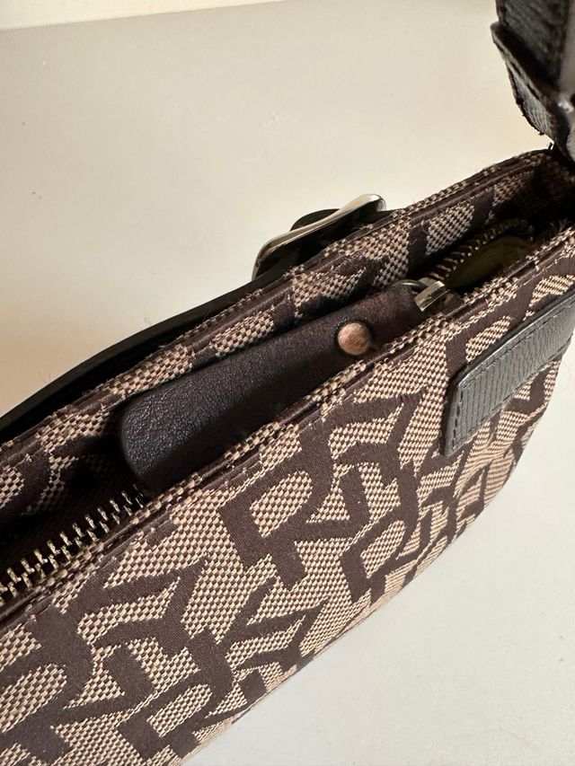 Bolsito DKNY Monogram Marrón