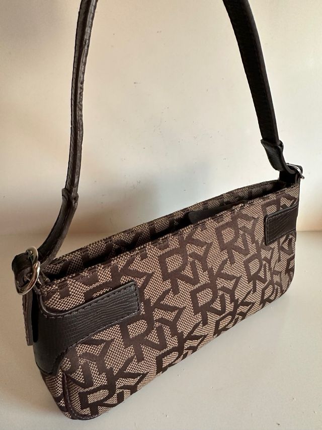Bolsito DKNY Monogram Marrón