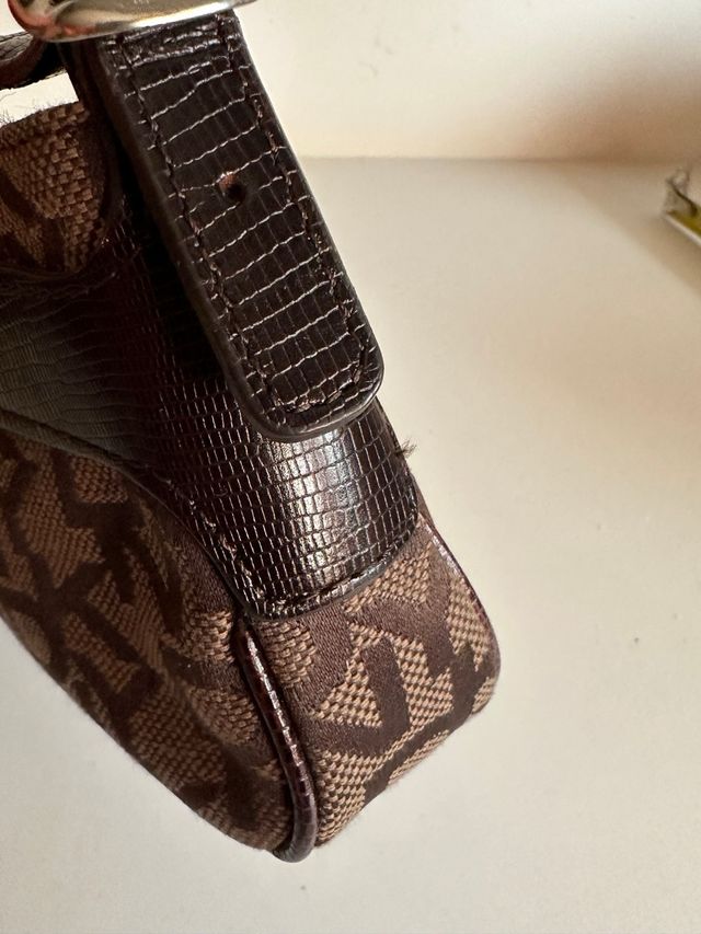 Bolsito DKNY Monogram Marrón