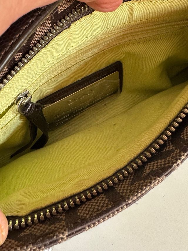 Bolsito DKNY Monogram Marrón