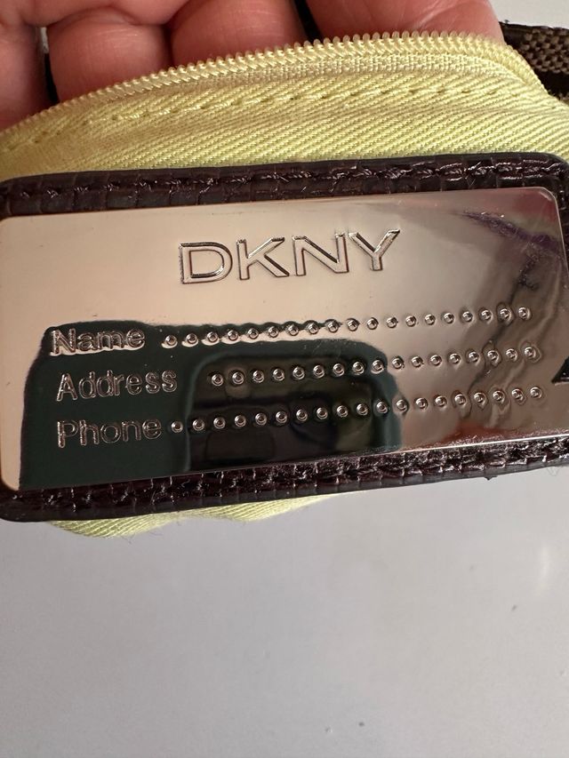 Bolsito DKNY Monogram Marrón