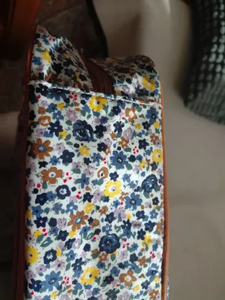 Bolso ordenador y papeles estampado floral