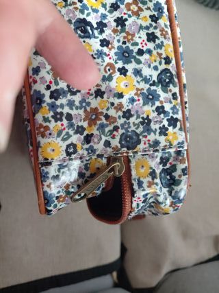 Bolso ordenador y papeles estampado floral