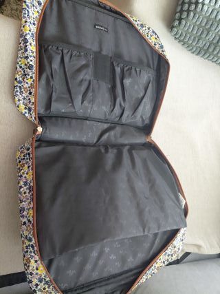 Bolso ordenador y papeles estampado floral