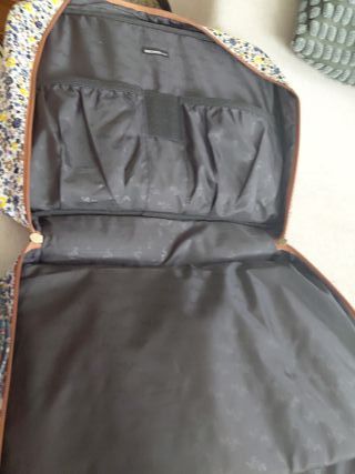 Bolso ordenador y papeles estampado floral