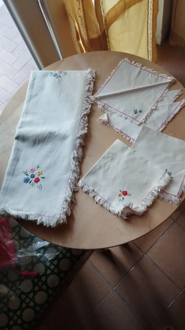 Tovaglia ricamata floreale