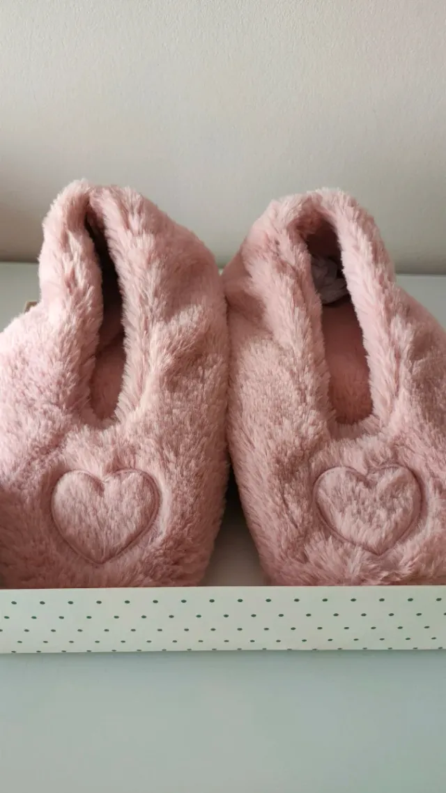 Patucos rosas con corazón