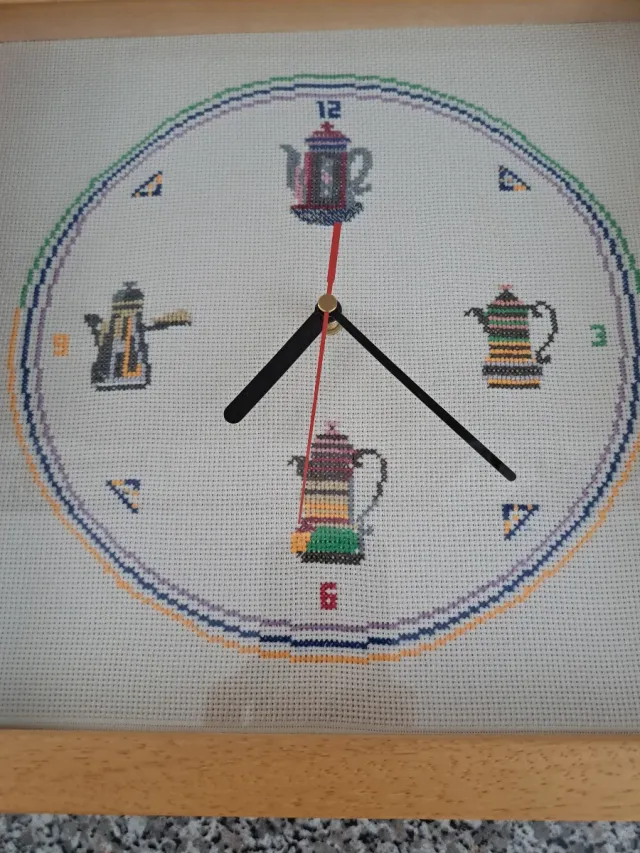 Orologio da parete ricamato