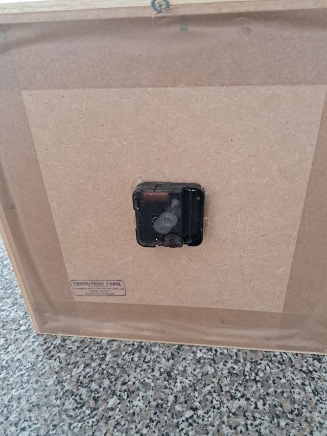 Orologio da parete ricamato