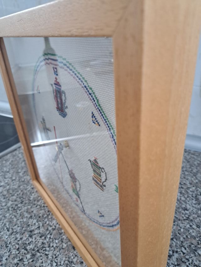 Orologio da parete ricamato