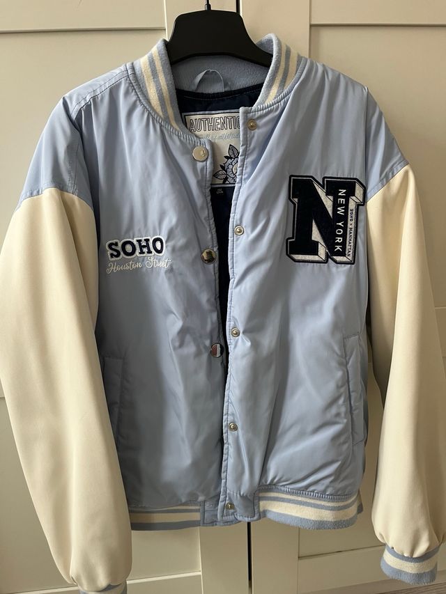 Chaqueta estilo universitario azul y crema