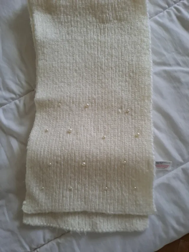 Bufanda de punto blanco con perlas