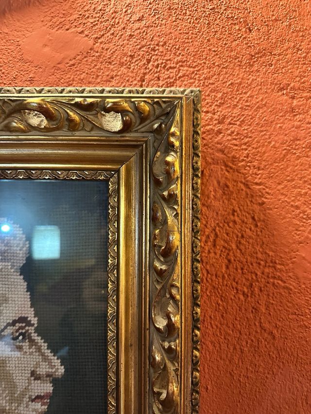 Antica cornice dorata con ricamo punto croce