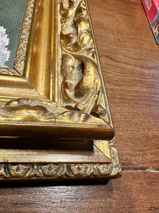 Antica cornice dorata con ricamo punto croce