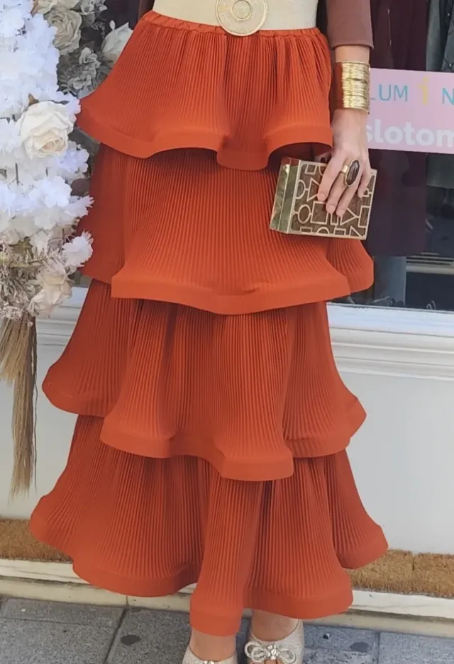 Falda naranja volantes plisados