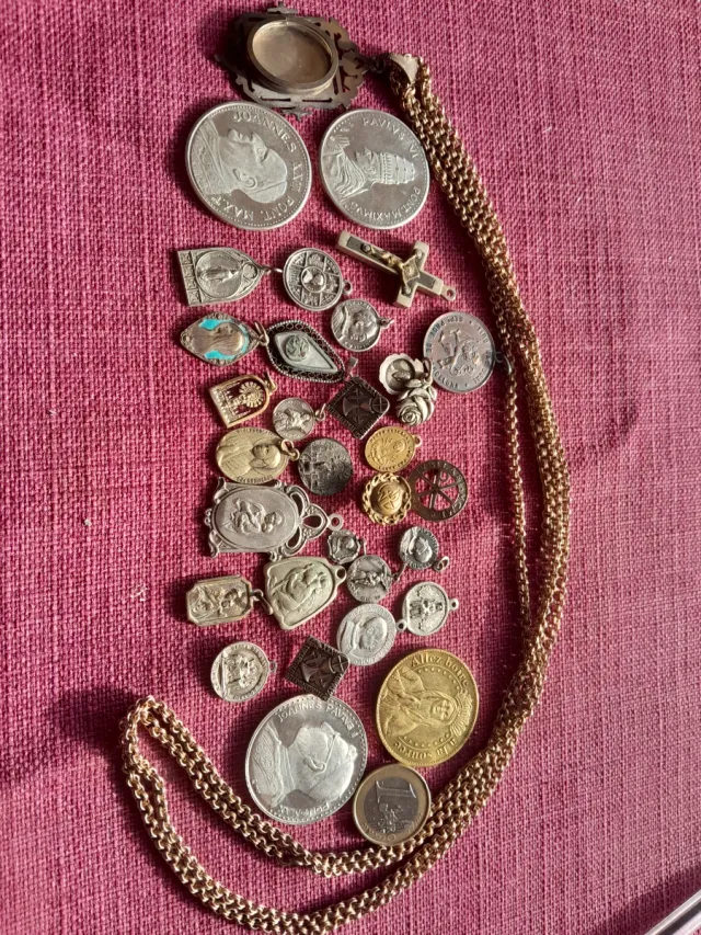 Lote de medallas y monedas antiguas