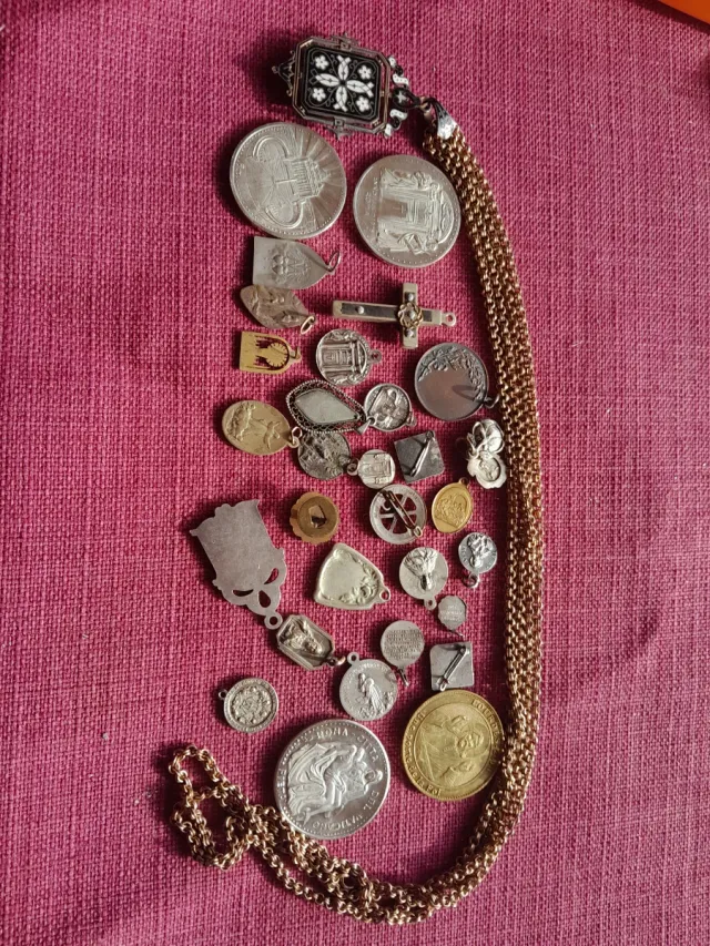 Lote de medallas y monedas antiguas