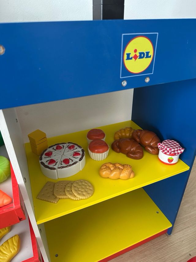 Tienda de madera Lidl con accesorios