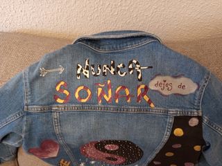 Cazadora vaquera LMV pintada a mano.