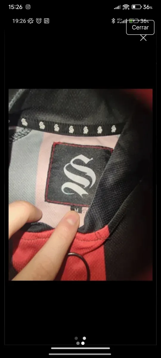 Camiseta Sinners Attire Rayas Negras Rojas