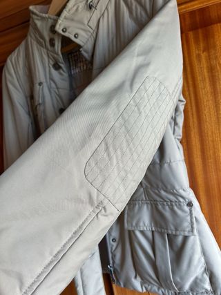 Cazadora Purificación García color piedra.