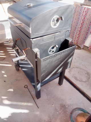 Barbecue a carbonella nero e argento