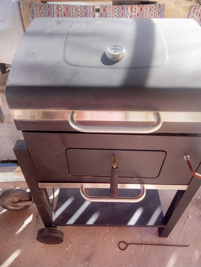 Barbecue a carbonella nero e argento