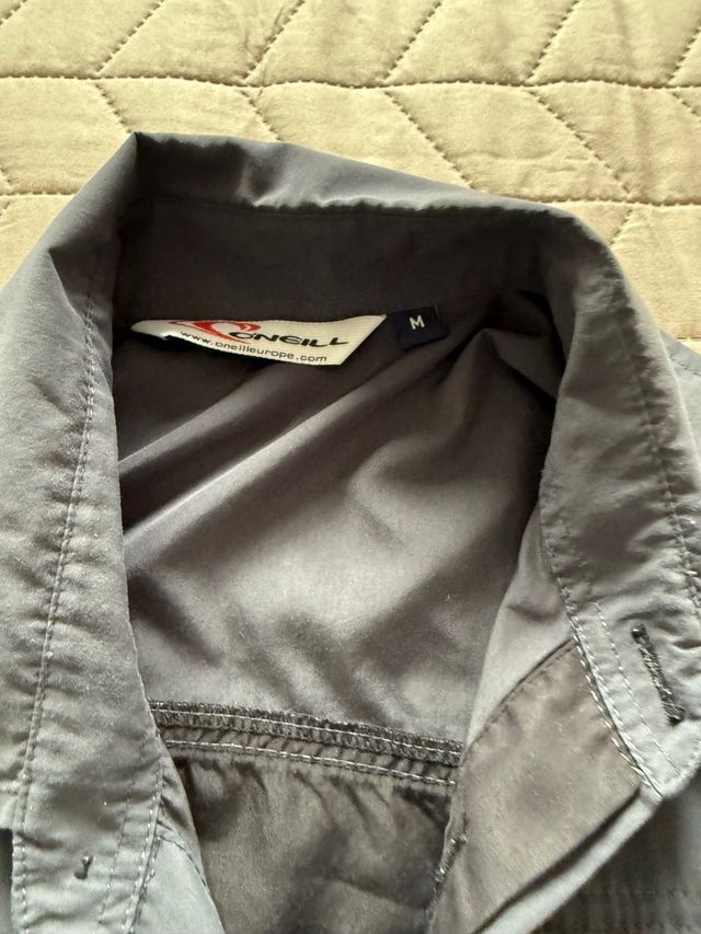 Camisa de hombre gris y negra