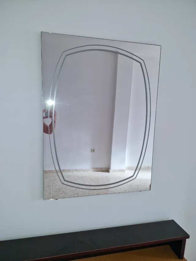 Espejo decorativo con marco.