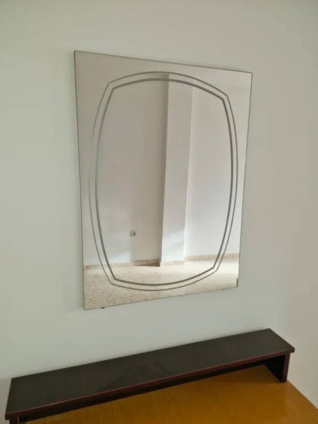 Espejo decorativo con marco.