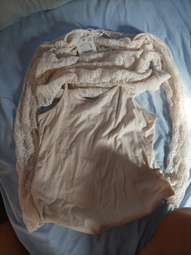 Blusa beige de encaje manga larga