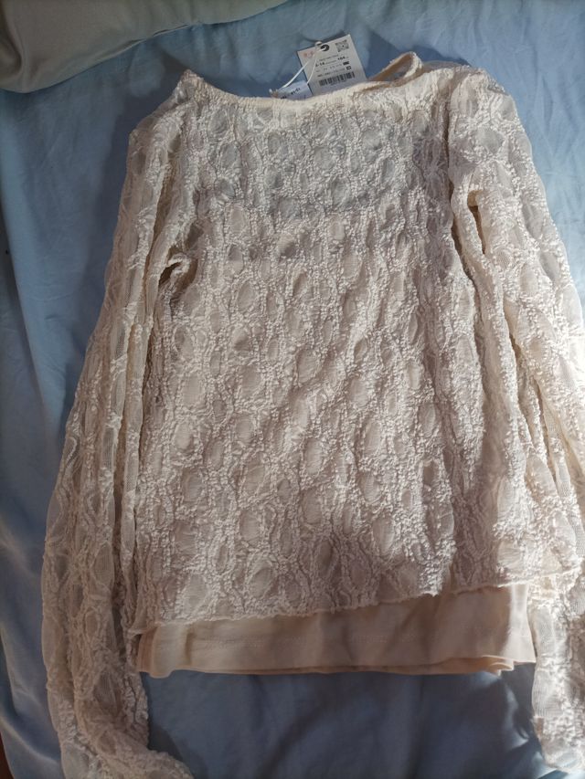 Blusa beige de encaje manga larga