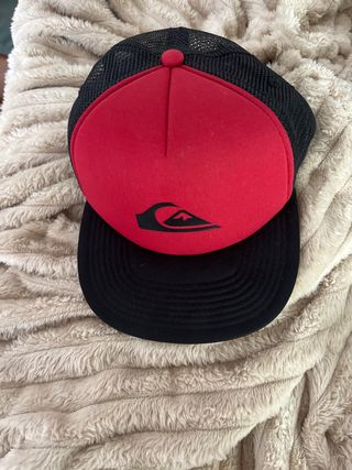Gorra Quiksilver Negra y Roja