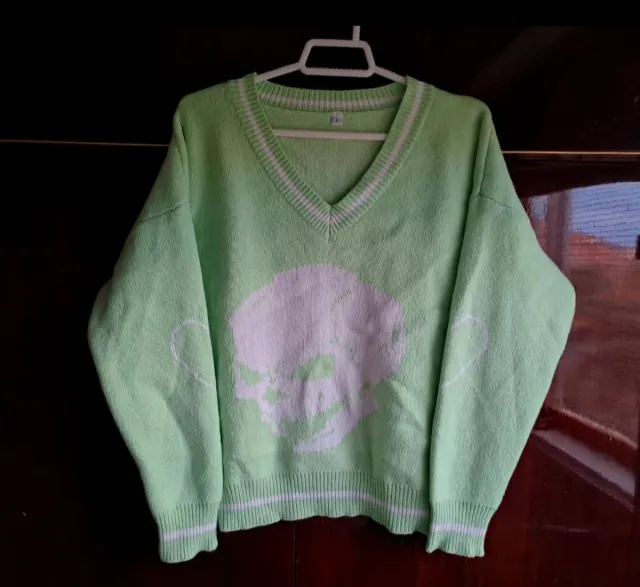 Jersey verde menta con calavera blanca