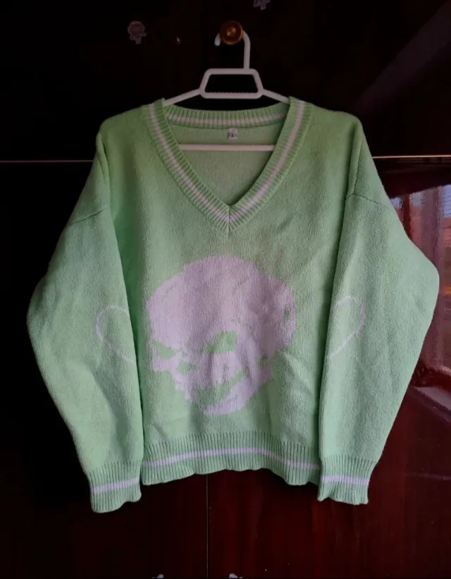 Jersey verde menta con calavera blanca