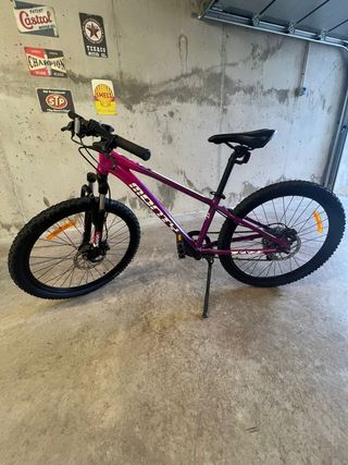 Bicicleta Monty KX7D morada y rosa. 